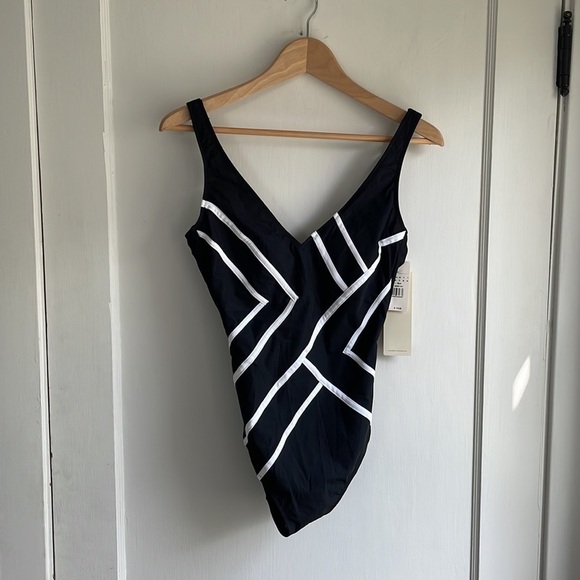 Profile by Gottex One Piece‎ - Black and White 8 Swimsuit - Picture 3 of 7